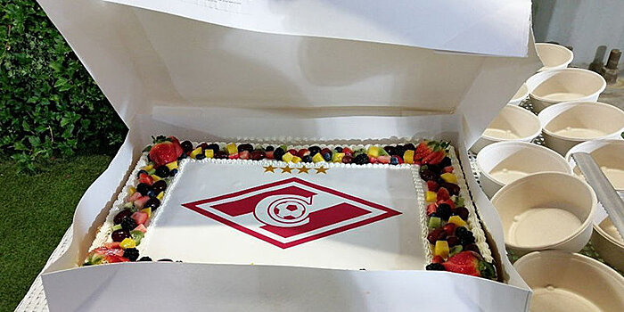 «Спартаку» в ОАЭ подарили 6-килограммовый торт с ромбом