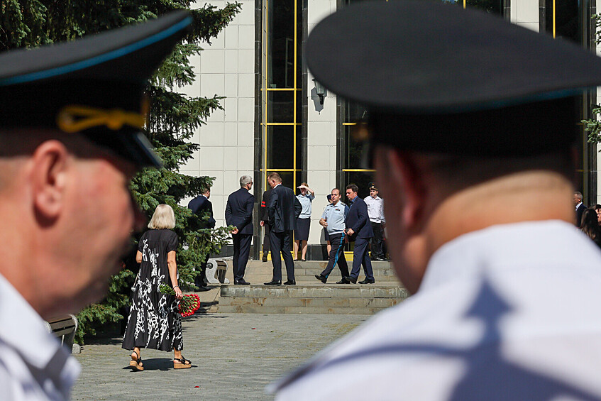 Гости во время церемонии прощания с бывшим министром транспорта Романом Старовойтом в ЦКБ, Москва, 10 июля 2025 года