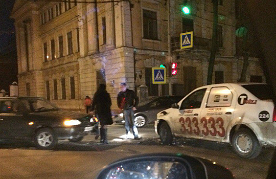 Такси «Тройка» угодило в ДТП под окнами управления МВД