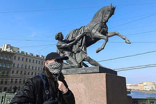 В Петербурге задержали мужчин, надевавших варежки на бронзовых коней на Аничковом мосту