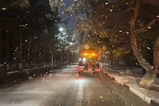 Черноморский курорт Геленджик накрыл сильный снегопад