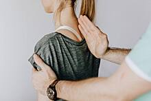 Остеопат назвал самые частые причины боли в шее