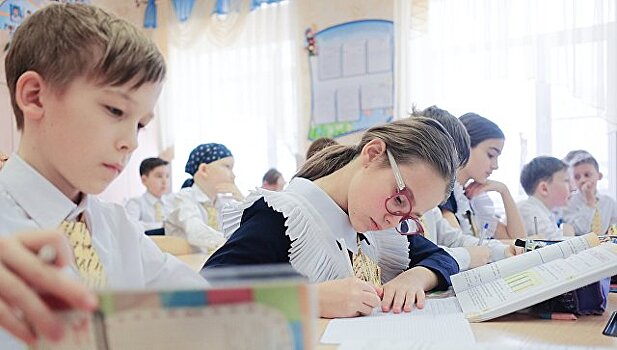 Власти Омска сочли недопустимым приносить обеды в школу из дома