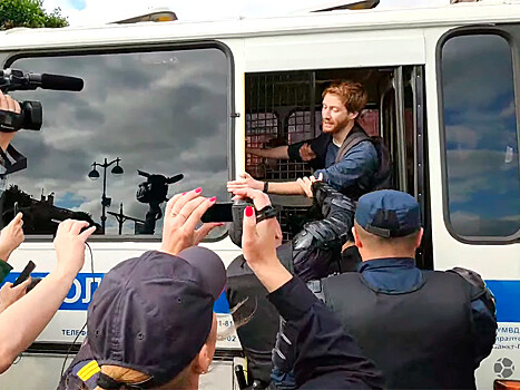 В Петербурге задержали журналистов и участников пикетов против замалчивания гомофобных преступлений (ФОТО, ВИДЕО)