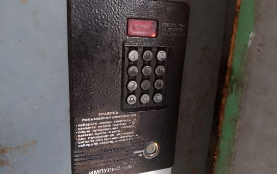 Курянок оштрафовали за нецензурные оскорбления через домофон