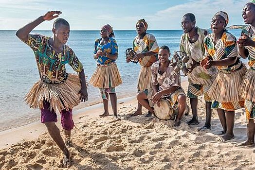 Живут же люди! Калейдоскоп Республики Мозамбик – автомат Калашникова, парики и природа