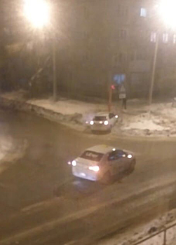 Авария с автомобилем такси произошла вечером в Кемерове