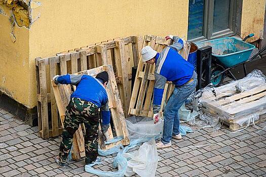 Жители российского города начали ходить по поддонам из-за разлива нечистот