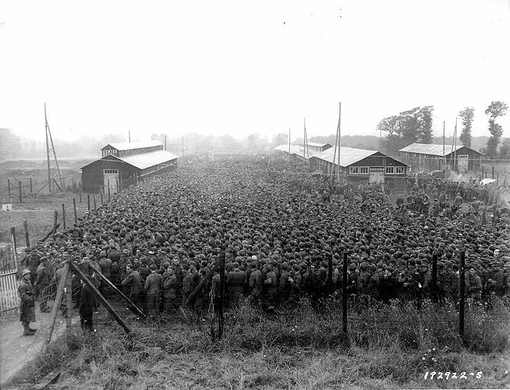 Немецкие военнопленные, буквально упакованные в тесном загоне лагеря военнопленных.  