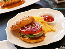 Диетолог призвала отказаться от соусов и свинины в бургерах