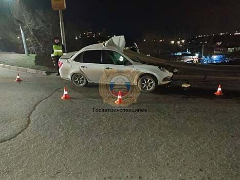 У старого аэропорта дорожное ограждение пронзило «Гранту». Водитель в больнице