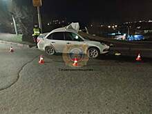 У старого аэропорта дорожное ограждение пронзило «Гранту». Водитель в больнице