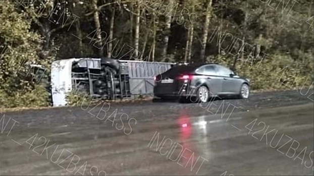 Автобус опрокинулся в кювет в кузбасском городе