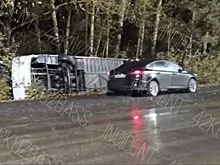 Автобус опрокинулся в кювет в кузбасском городе