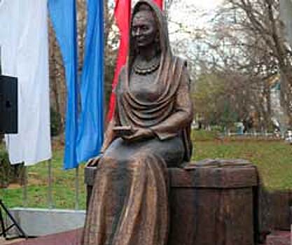 В Каслях отлили бронзовый памятник поэтессе из Дагестана