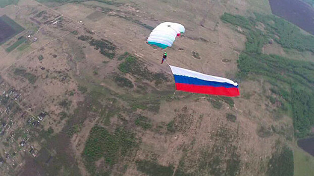Команда PutinTeam провела на Урале воздушный перфоманс в День России