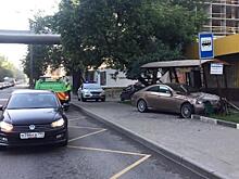 Машину отбросило на остановку результате ДТП на юго-востоке Москвы