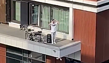 Барабанщик на самоизоляции устроил концерт на балконе