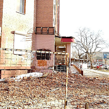 «Последняя надежда на Деда Мороза»: жильцы проблемного дома на Зейской не могут дождаться ремонта