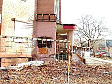 «Последняя надежда на Деда Мороза»: жильцы проблемного дома на Зейской не могут дождаться ремонта