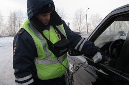 Красноярца арестовали на 15 суток за отказ снять тонировку с машины
