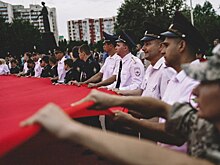 В Крыму полицейские приняли участие в развёртывании самой большой в мире копии Знамени Победы
