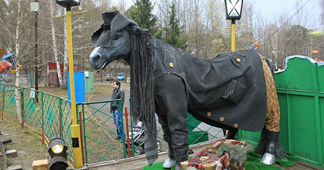 Как появилось выражение «конь в пальто»