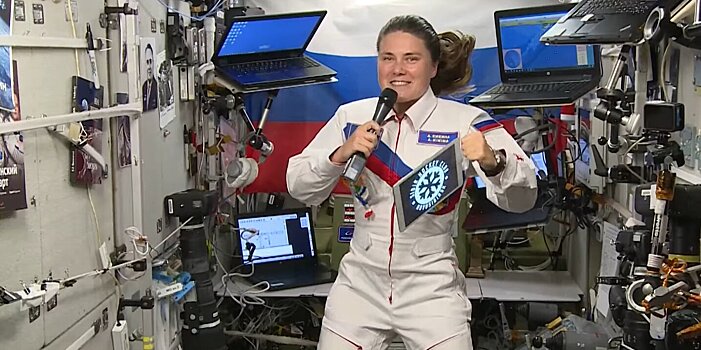 Космонавт Анна Кикина поздравила ХК «Сибирь» с юбилеем прямо с МКС