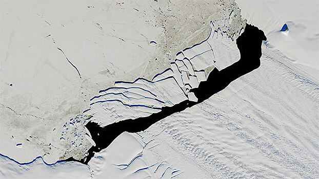 50 метров над водой: НАСА показало снимок огромного айсберга, который откололся от ледника