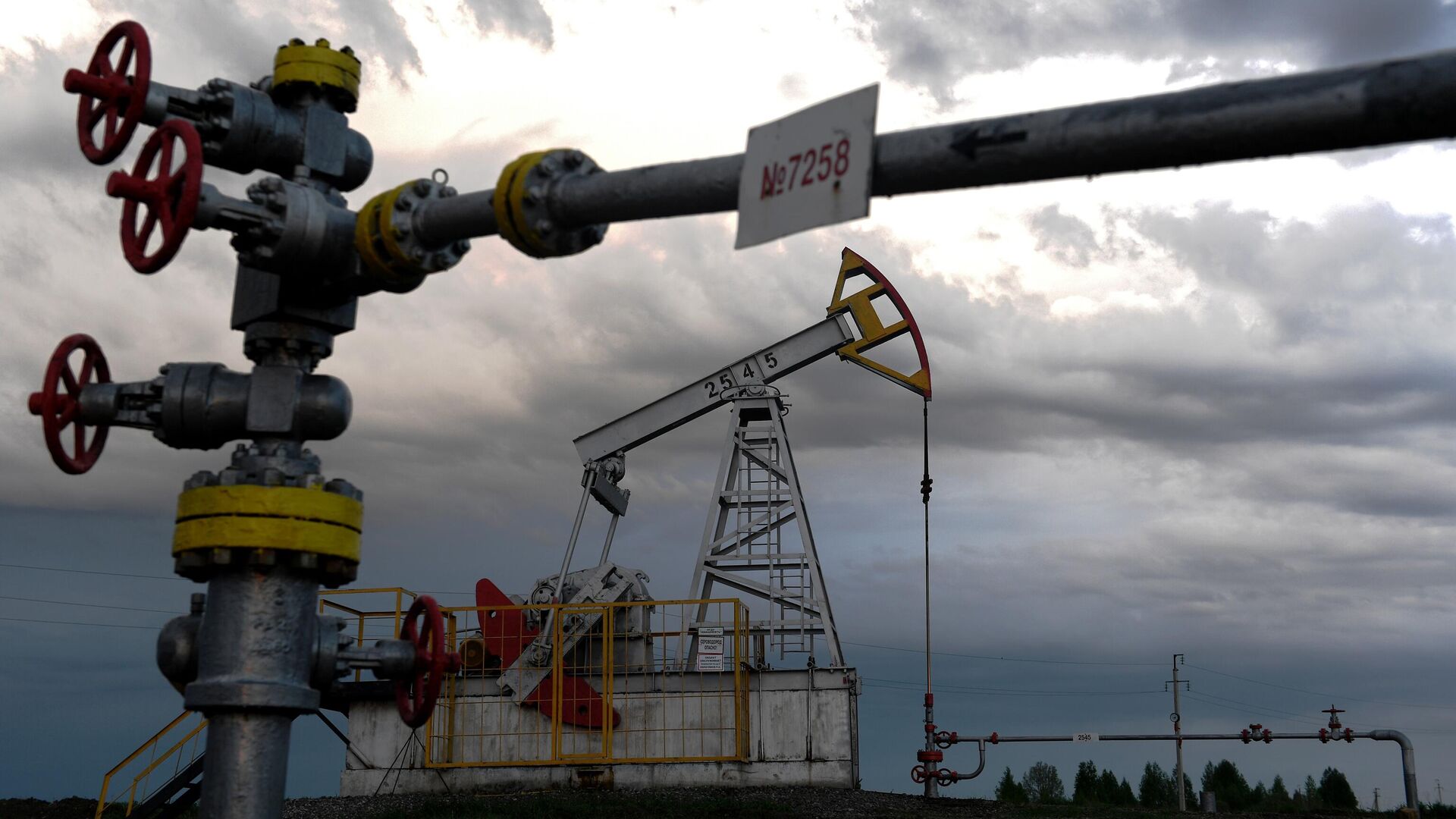 Reuters: ОПЕК+ обсуждает сокращение добычи нефти