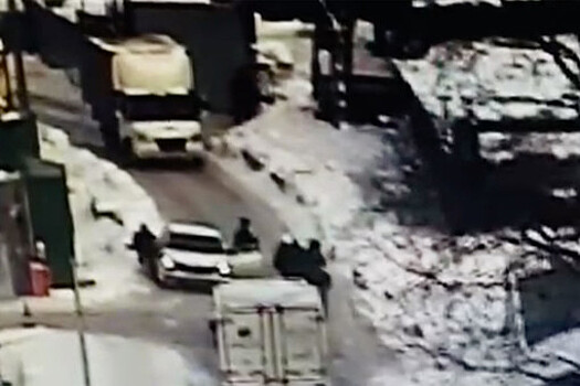 Конфликт со стрельбой на юго-западе Москвы около ТЦ "Принц Плаза" попал на видео