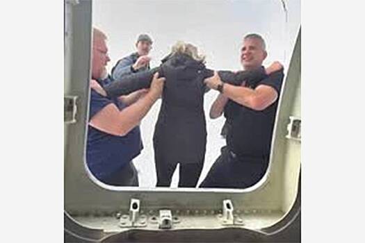 Выбегающий из перевернувшегося самолета пассажир снял свою реакцию на видео