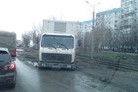 «По самый капот»: на пересечении Ново-Вокзальной — Силовой фура увязла в грязи
