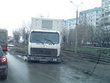 «По самый капот»: на пересечении Ново-Вокзальной — Силовой фура увязла в грязи