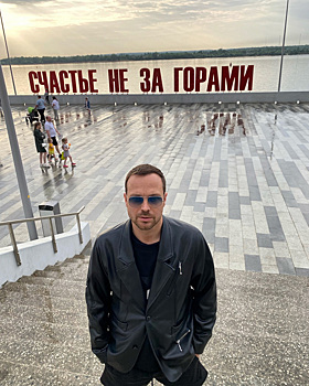 Актер Чадов сфотографировался возле пермского «Счастья»