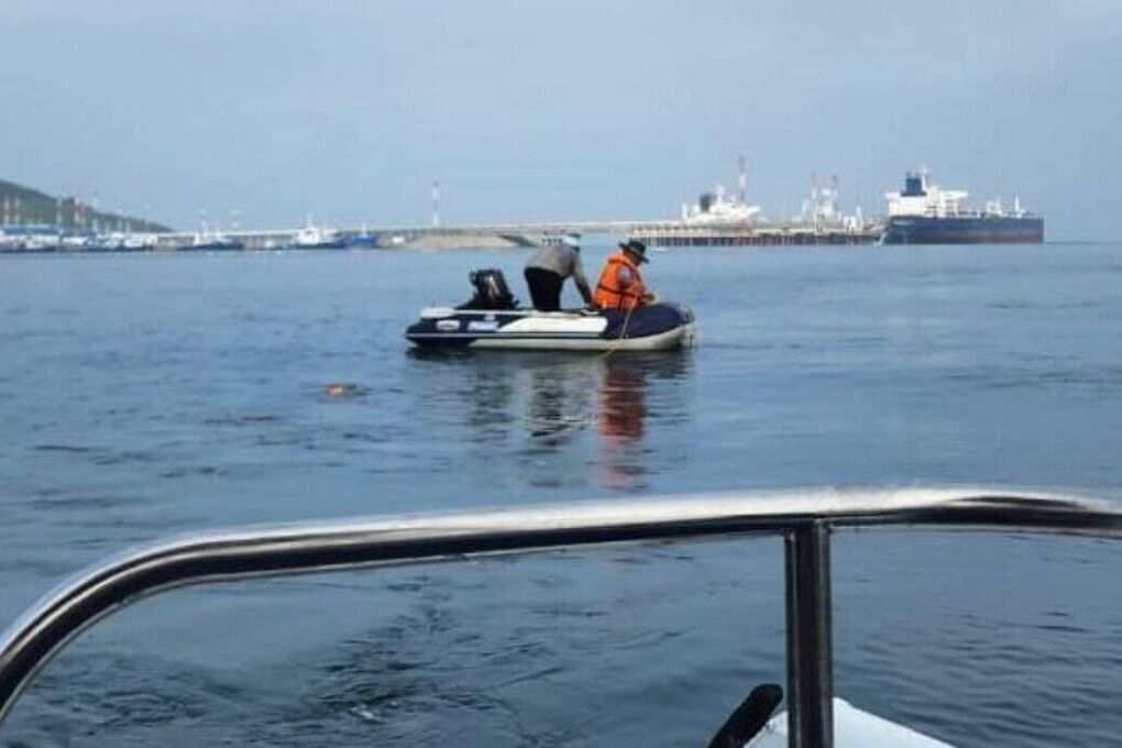 Морской патруль спас двух рыбаков, дрейфовавших в водах Приморья