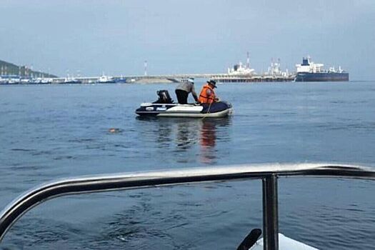 Морской патруль спас двух рыбаков, дрейфовавших в водах Приморья