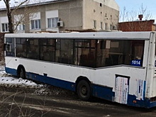 В центре Омска автобус с пассажирами врезался в трамвай