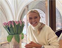 Стильная многослойность: Стеша Маликова отметилась в белом мини-платье и рубашке цвета сочной травы