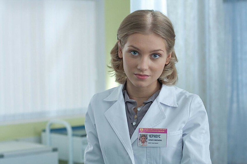 Еще во время получения высшего образования Асмус дебютировала на российском ТВ в сериале "Интерны". Она исполнила роль Вари Черноус — одного из интернов.