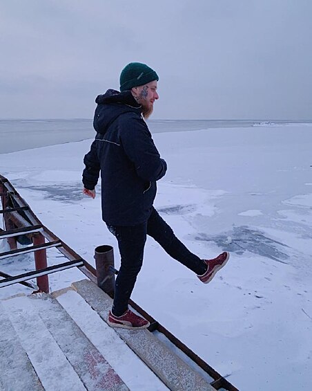 Зима превратила Байкал в одну большую льдинку, но праздники от этого не испортились.