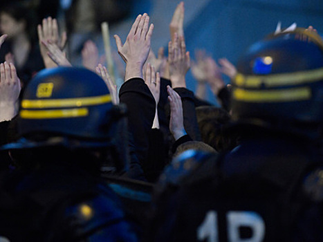 Франция сделала свой выбор: пока считают голоса, на улицах бушует толпа