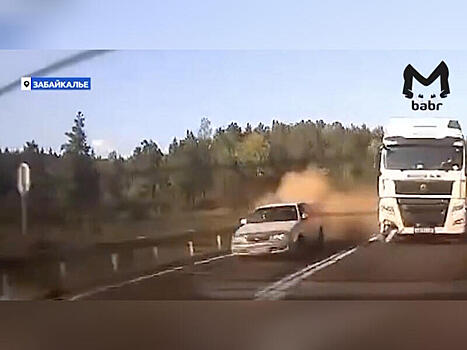 Пьяный водитель фуры снес две легковушки на трассе в Забайкалье