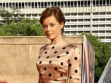 Шпица пришла на премьеру «Большой поэзии» в золотом платье в крупный горох, а Чиповская — в джинсовой мини-юбке