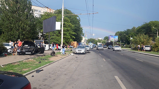 В Ростове иномарка попала в ДТП, врезалась в опору ЛЭП и четыре припаркованных авто, задев пешехода