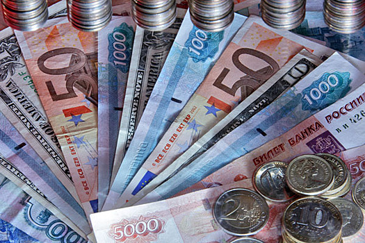 Рубль начал укреплять свои позиции