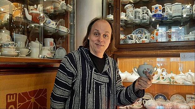 Переводчик Владимир Кожекин показал редкую коллекцию советской фарфоровой посуды