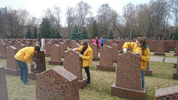 В мемориально-патронатной акции на Преображенском некрополе приняла участие богородская молодежь