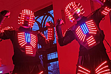 Огромные светящиеся роботы помогли костромичам отметить Хануку