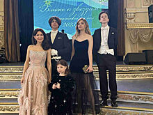 Красивые и счастливые : Екатерина Климова со своими детьми на балу